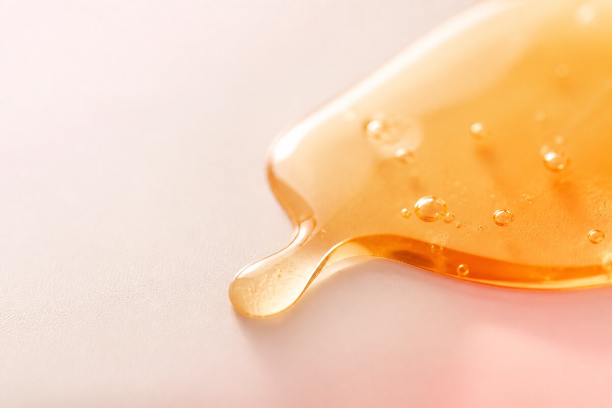 Gyllene propolis- och honungsdropp med varm lyster – en lugnande ingrediens
